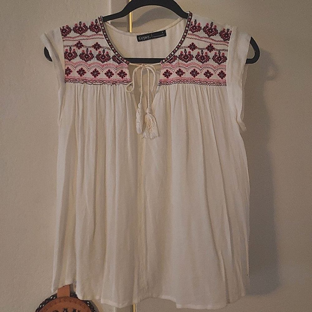 **Buy 1 get 1 free item** Women's Gypsy 05 top size small in white